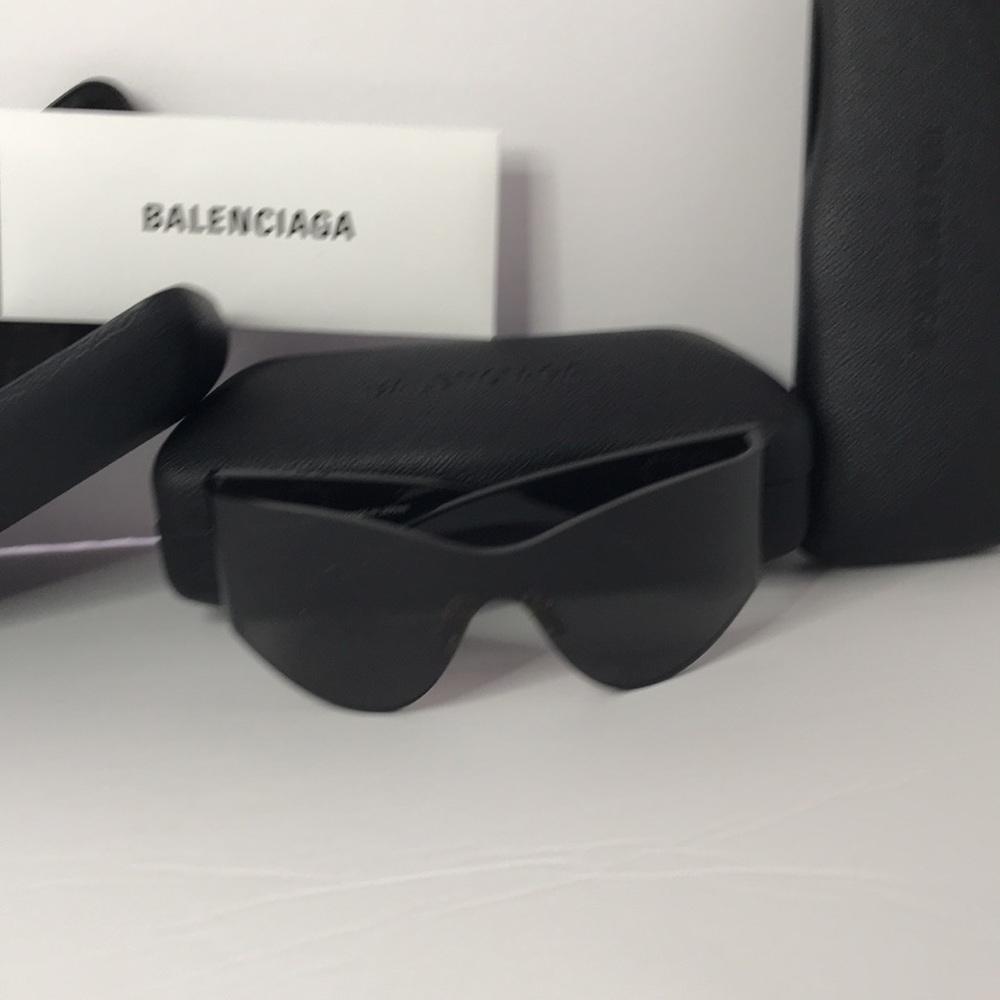 New - Balenciaga BB0122s 004 Women's Black Mask Round Sunglasses - Picture 14 of 17